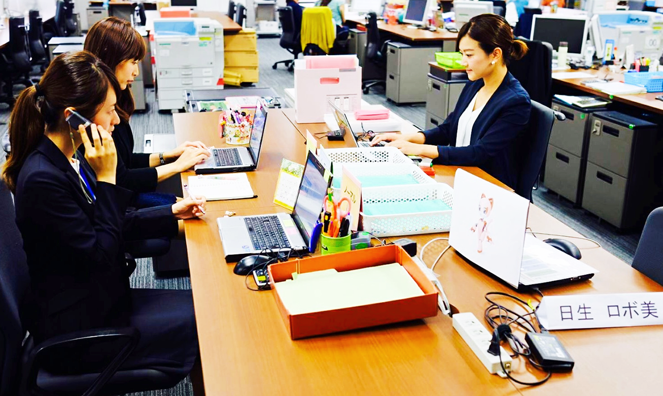 職員と同じ部署で業務を遂行するRPA“日生ロボ美”(右下)