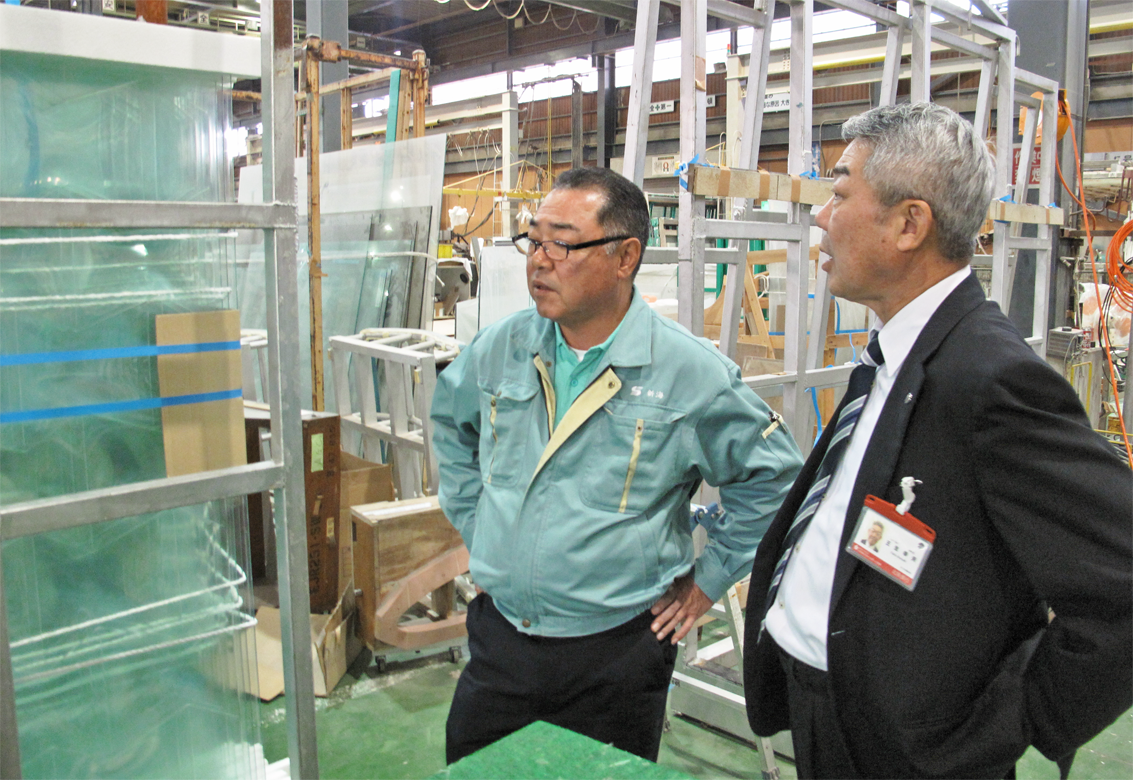新光硝子工業の新海社長（左）と同社工場を視察する王生幸夫支店長（10月29日）