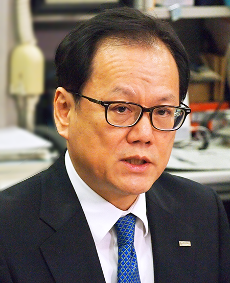 決算発表するみずほFGの坂井社長(11月14日、日銀)