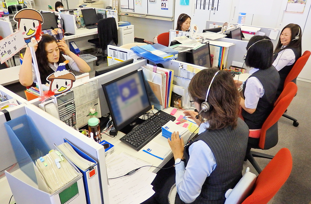 コールセンター「ダイレクト営業室」で業務を行う行員ら(10月12日)