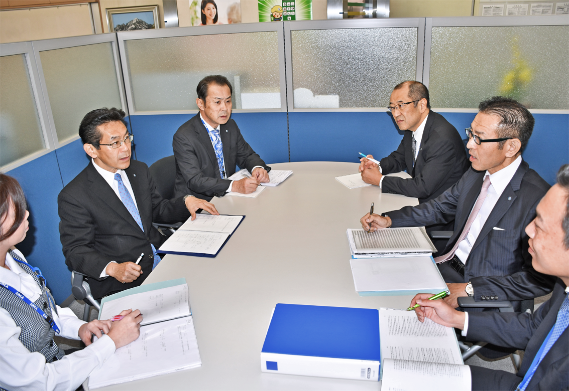 シンジケートローンの取り扱いについて協議する富山信金の本店営業部と審査部(10月30日)