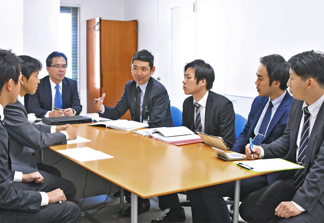一日1件の新規訪問を継続し、新規開拓で成果をあげている(左から3人目は田原修支店長)