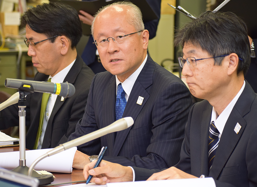 グループで増収増益となった決算を発表する日本生命の三笠裕司取締役常務(中央、11月22日)
