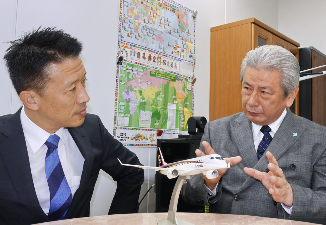 取引先のサンコー・エア・セルテックで、浦田信雄社長（右）から最新鋭航空機の機体構造について説明を受ける奥住晃支店長（11月７日）