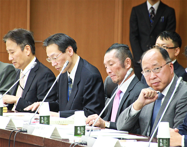 顧客本位の姿勢を問う金融庁の首脳(右端が遠藤俊英長官)
