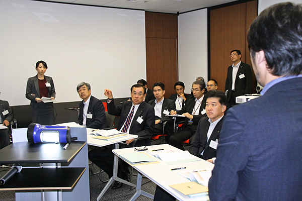 「異業種との共創」が新ビジネスを生み出すカギ。静岡銀行は中西勝則会長（左から３人目）、柴田久頭取（同４人目）ら役員とテクノロジー企業との交流の機会を設けて、協業の可能性を探る（１８年１０月３０日、東京都内）