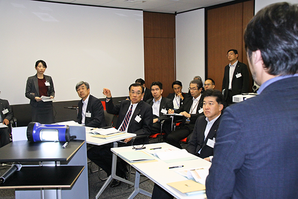 「異業種との共創」が新ビジネスを生み出すカギ。静岡銀行は中西勝則会長(左から3人目)、柴田久頭取(同4人目)ら役員とテクノロジー企業との交流の機会を設けて、協業の可能性を探る(18年10月30日、東京都内)