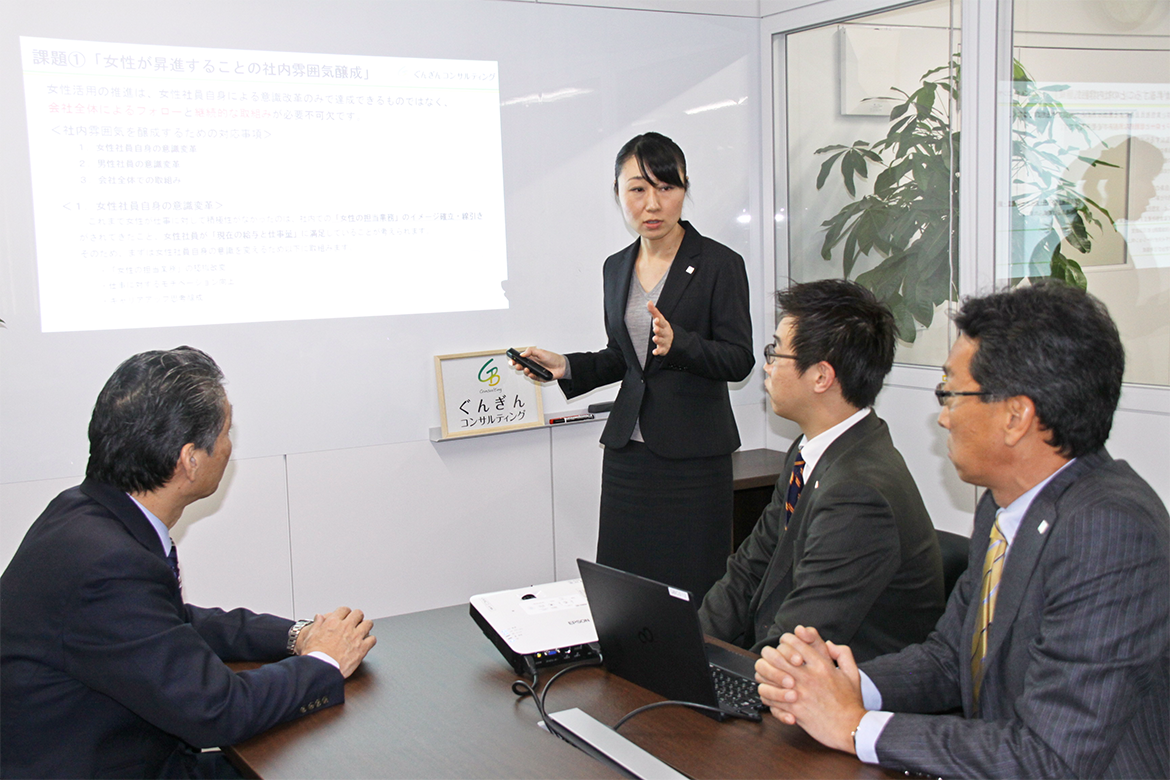企業への提案内容を確認する社員ら(2018年12月13日、前橋市内のぐんぎんコンサルティング)
