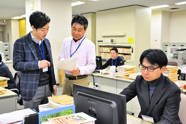 「TPOをわきまえた金融機関人としてふさわしいビジネスカジュアル」を基本に、各職員が思い思いの服装で出勤した(1月11日、本店)