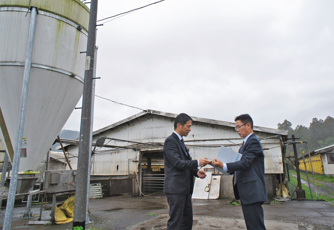 養豚業の事業性評価に取り組む坂元慎二支店長(右)と野口健二係長(2018年12月21日)