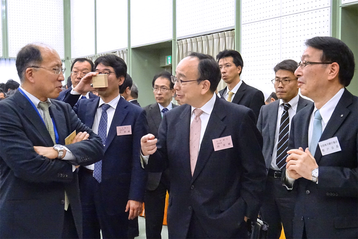 会場で歓談する（左から）遠藤俊英・金融庁長官、雨宮正佳・日銀副総裁、柴戸隆成・地銀協会長（１月１６日、地方銀行会館）