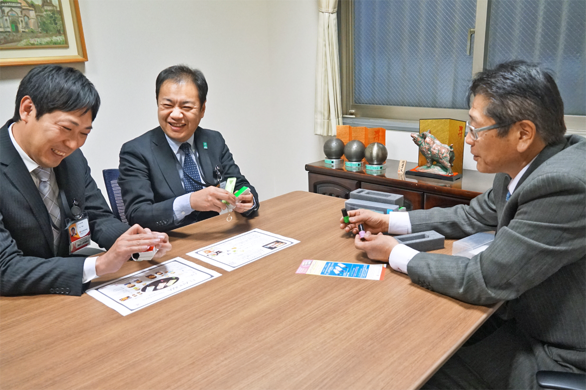 タイラの立石淳社長(右)と単語帳の使い方を確かめる小松健治次長(左)と小野沢俊行支店長(1月17日、ふじみ野支店)