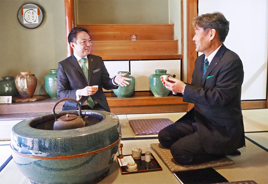 茶業の街として発達してきた上狛の街並みを生かした地域活性化を語り合う福寿園の福井正興社長(左)と上村高宏支店長(1月22日、福寿園茶問屋ストリート資料館)