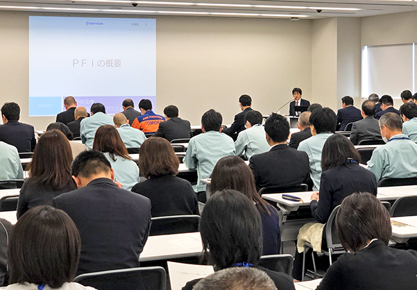 しののめ信金が富岡市に呼び掛けた説明会には市長ら約130人が参加した（２月７日、富岡市）