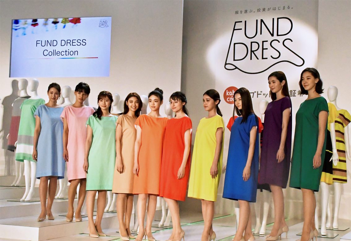 運用実績やリスクに基づき30種類のドレスを披露したカブドットコム証券のファッションショー（２月13日）