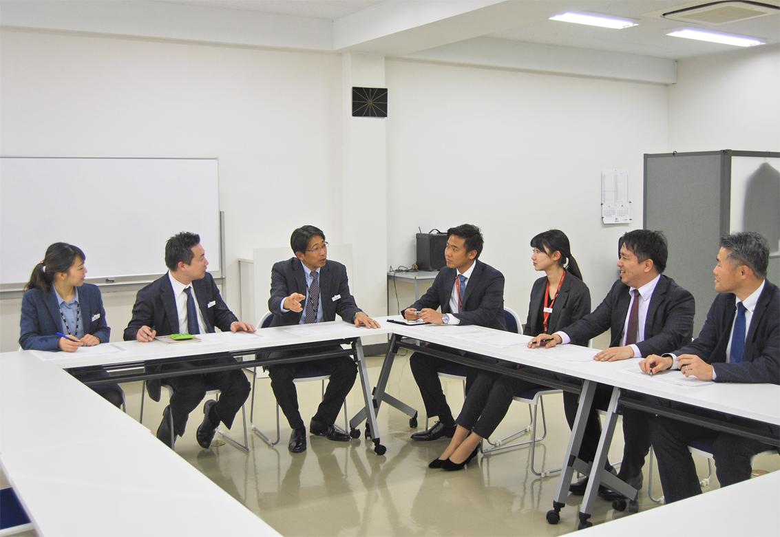 チームワーク重視の田部誠支店長（左から３人目）は担当職務を超えた協力・協業体制を構築している（１月30日）