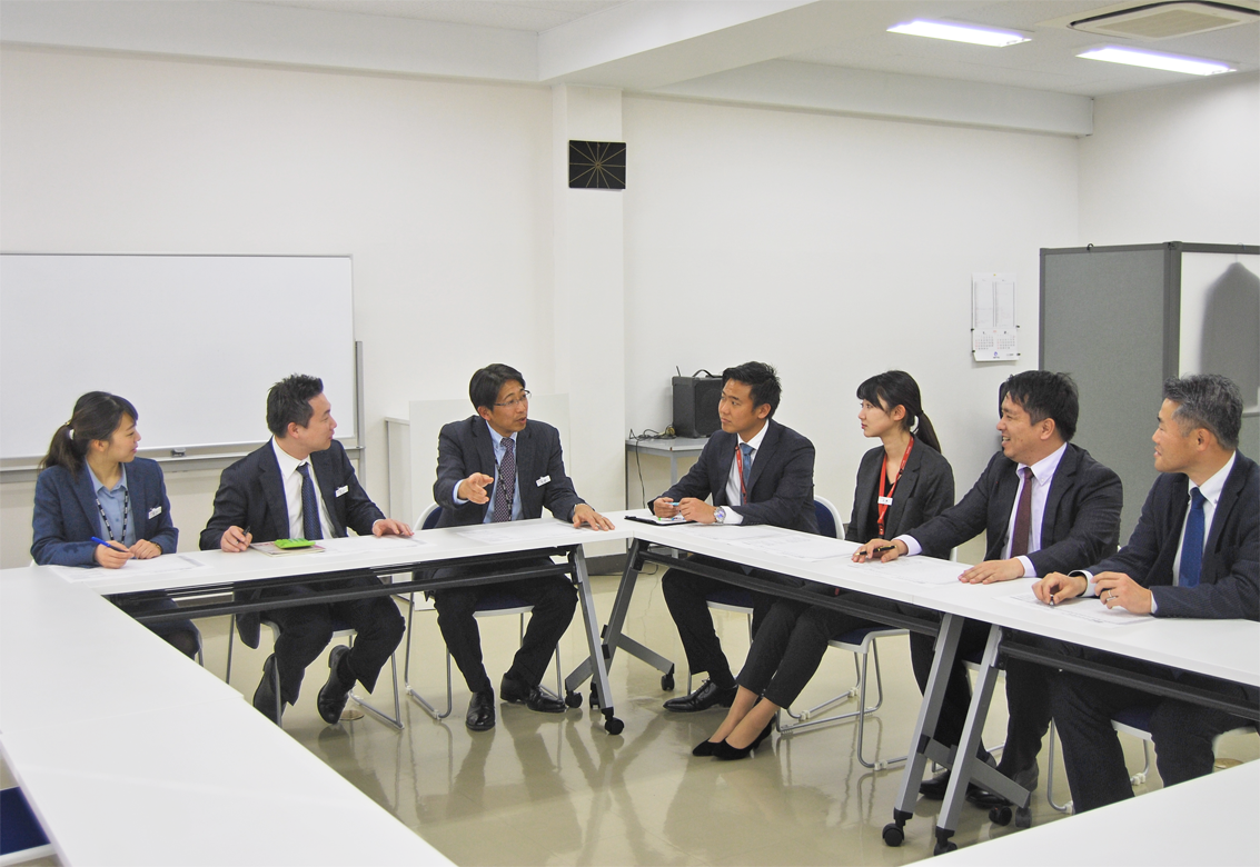 チームワーク重視の田部誠支店長(左から3人目)は担当職務を超えた協力・協業体制を構築している(1月30日)