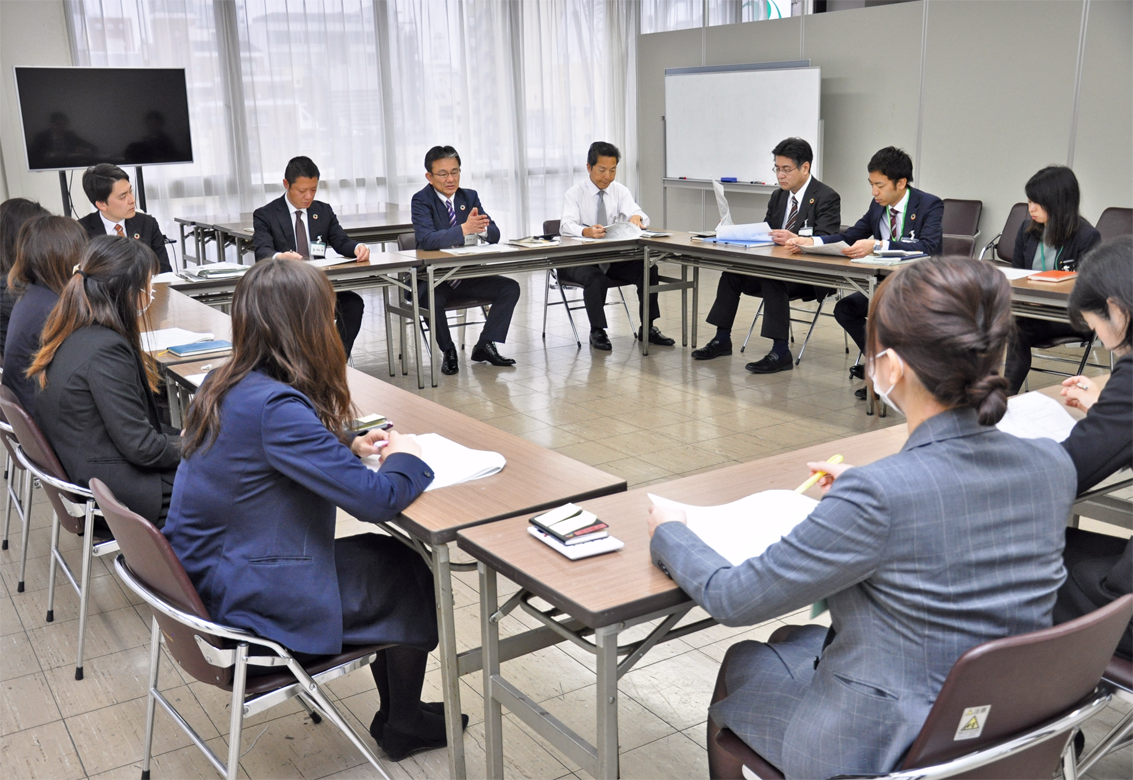 期末に向けた業務推進会議で一人一人の役割発揮を確認した（３月７日）