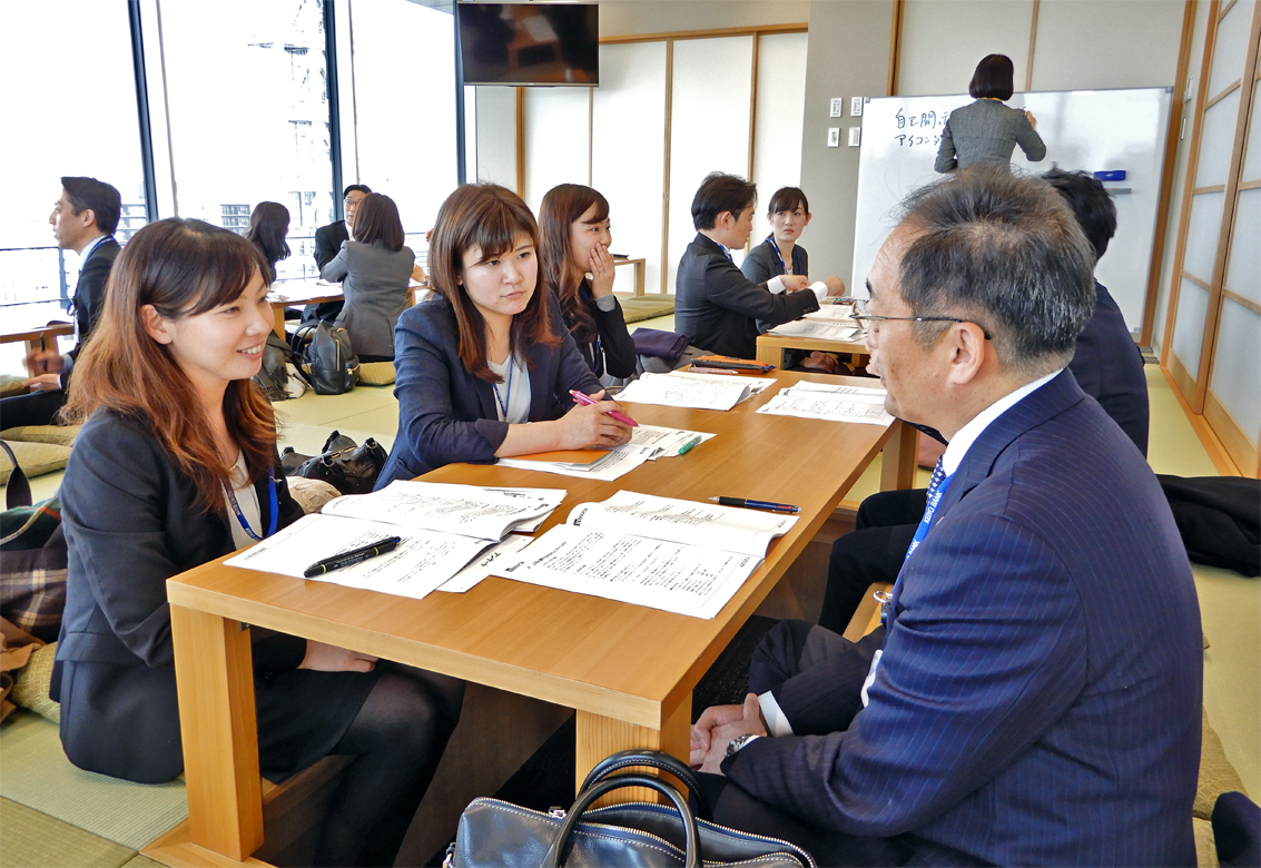 京葉銀行では女性行員のリーダシップ研修に上司も参加して研修内容を共有する(2月14日、千葉みなと本部)
