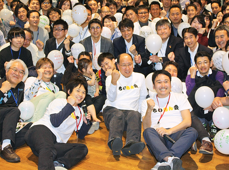 地域経済の活性化に熱い“思い”を持つ有志が休日に集まった(中央が金融庁の遠藤長官、3月24日、東京・大手町)