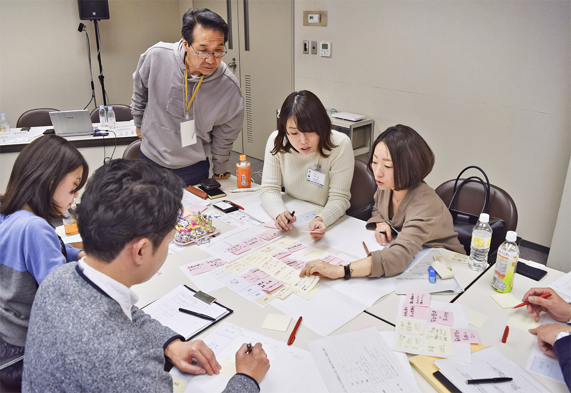 グループ内外の意見を取り入れ、課題の解決策を導き出す参加者（３月15日、東京都内）