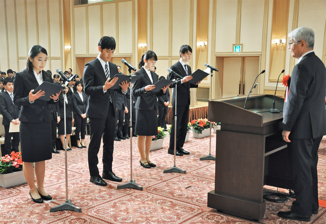 りそなグループ新入社員の4人が代表して入社の決意を表明した(4月1日、明治記念館)