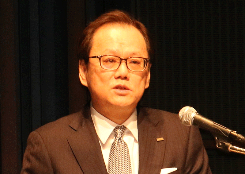グループ合同部店長会議で取り組み方針を語る坂井・みずほFG社長(4月7日、東京都内)