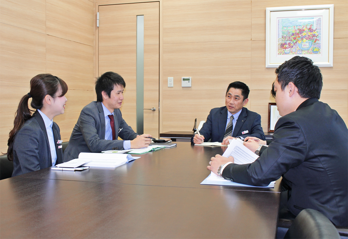 業種別勉強会を開き、目利き力の高い行員を育成する松本崇支店長(左から3人目、4月9日)