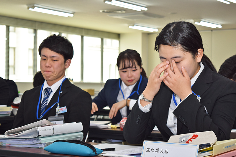 感極まって涙がこぼれる南日本銀行の新入行員(4月16日、南日本銀行第2ビル)