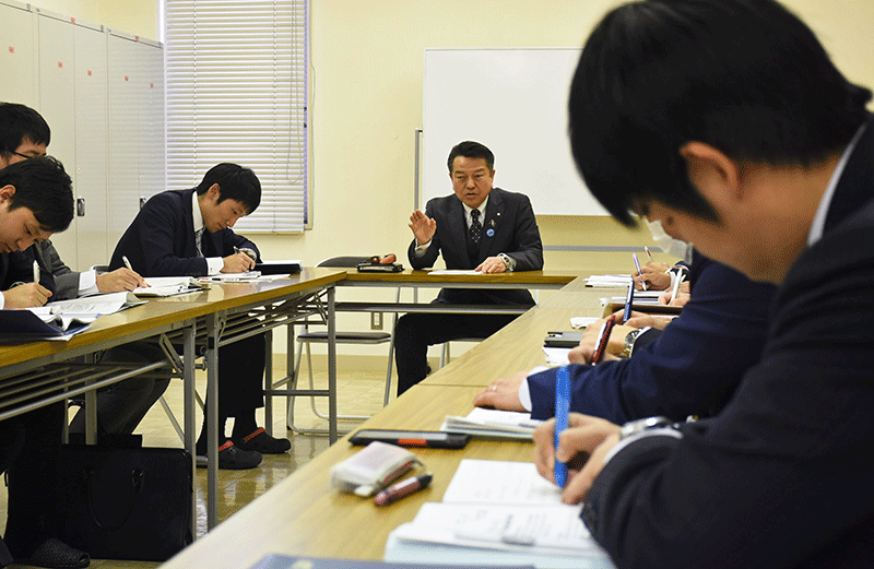 塩沢信組の次年度事業計画会議では、小野澤一成理事長（奥）がインターネットを活用した経営塾構想を説明した（３月１８日、本部会議室）