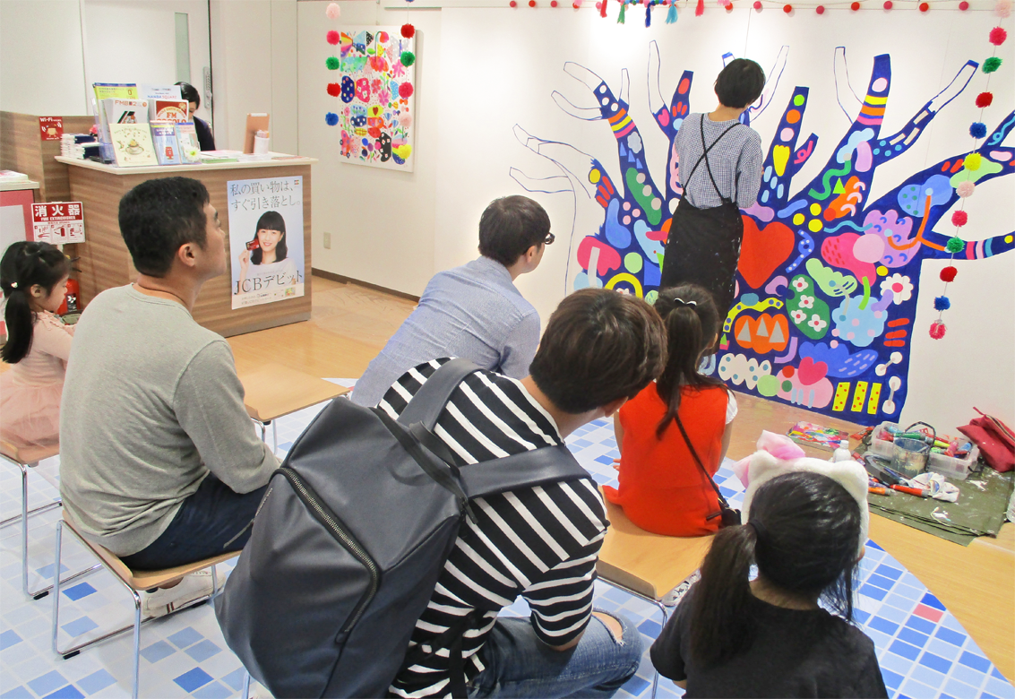 若手アーティストを招いた「壁画ライブペイント」には多くの家族が参加(2018年10月、紀陽銀行ナンバスクエア)