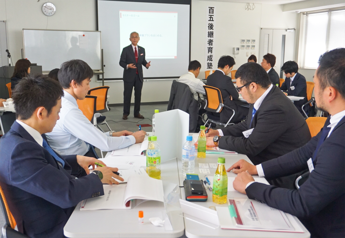 事業承継の課題に対応するため、百五銀行と百五総研が共催した後継者育成塾を開講(4月18日、百五銀行津新町支店)