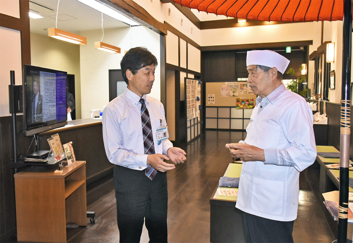 地元飲食店の店主が両替のため来店(塩沢信用組合本店、5月1日)