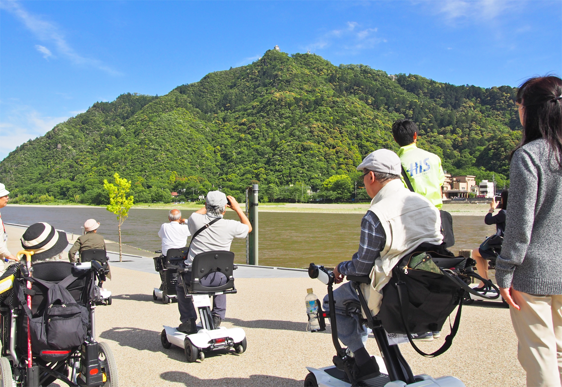 電動車いす「SCOO」で岐阜市内の観光地を散策するツアー客（５月21日）