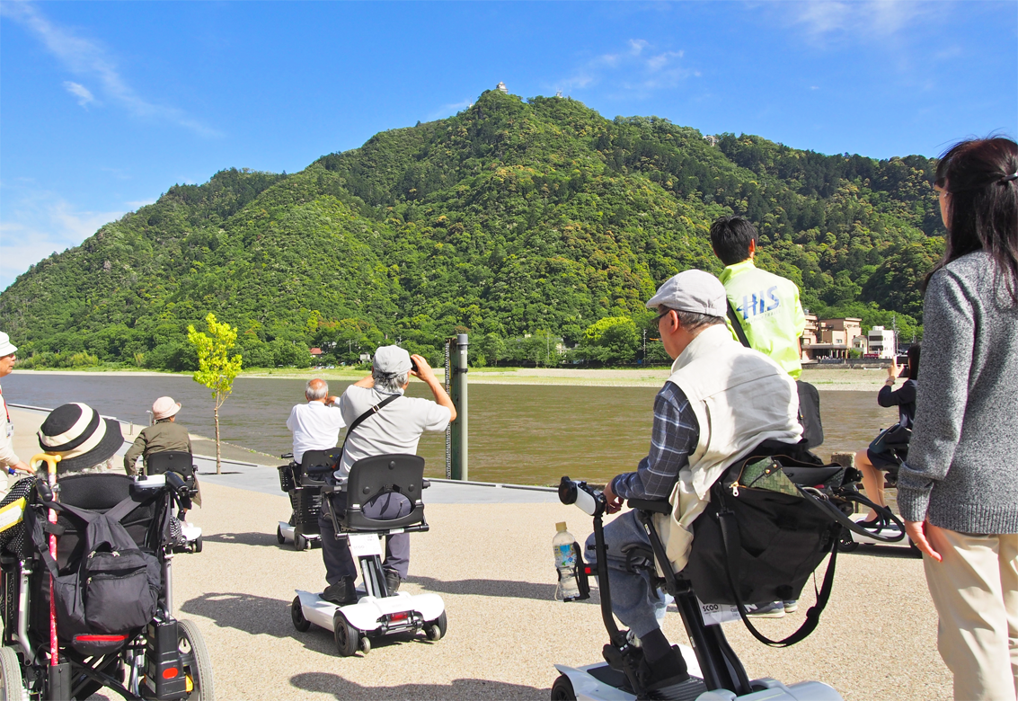 電動車いす「SCOO」で岐阜市内の観光地を散策するツアー客(5月21日)