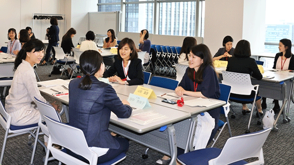 本社で行われた育児休業復帰者セミナーの一場面。女性向け研修にも力を入れる(5月28日)