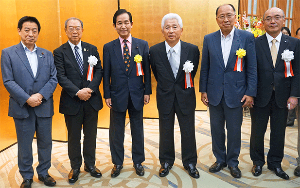 （左から）塩崎恭久・衆議院議員、佐藤・全信協会長、山本幸三・衆議院議員、大前孝治・全信協名誉会長、遠藤俊英・金融庁長官、柴田・信金中金理事長（６月１９日、経団連会館）