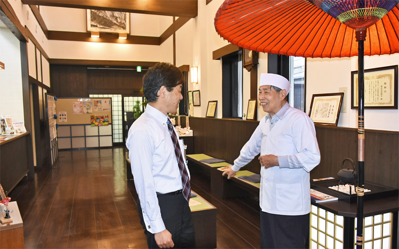 塩沢信用組合は5月1日に全5カ店で窓口を開け両替や入出金に対応した(塩沢信用組合本店)