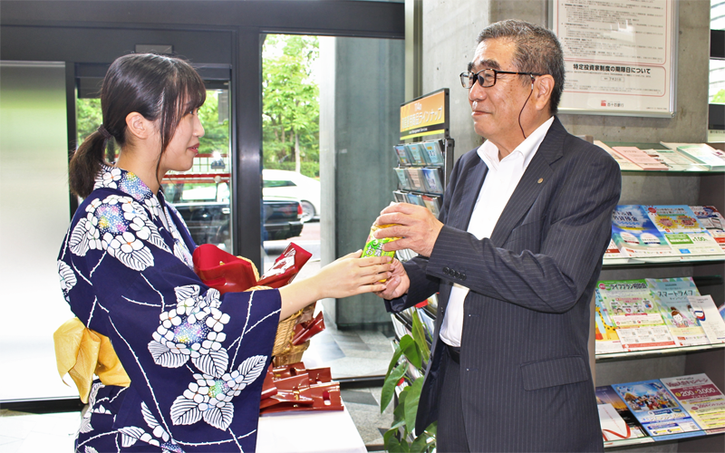 来店客に感謝の品を贈る百十四銀行の女性行員