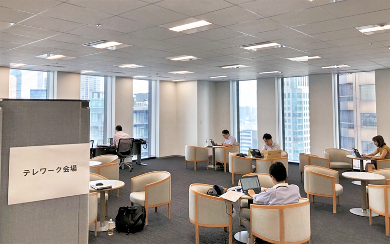 日本生命は浜松町クレアタワーのサテライトオフィスでテレワーク勤務を実践している(7月30日)