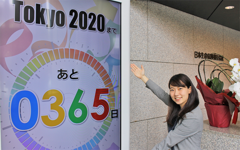 日本生命は東京・丸の内ビル内にカウントダウンを知らせる電光掲示板やトーチなどを飾った特設ブースを常設(7月25日)