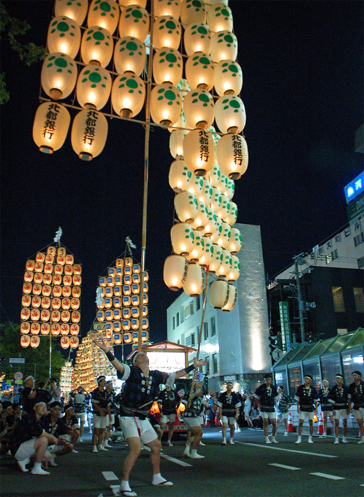19年8月16日号1面 写真を読む 竿燈まつりで妙技 現場直視の紙面づくりを目指す金融情報機関 ニッキン Web Site 日本金融通信社 19年8月16日号1面 写真を読む 竿燈まつりで妙技 現場直視の紙面づくりを目指す金融情報機関 ニッキン Web Site 日本金融通信社