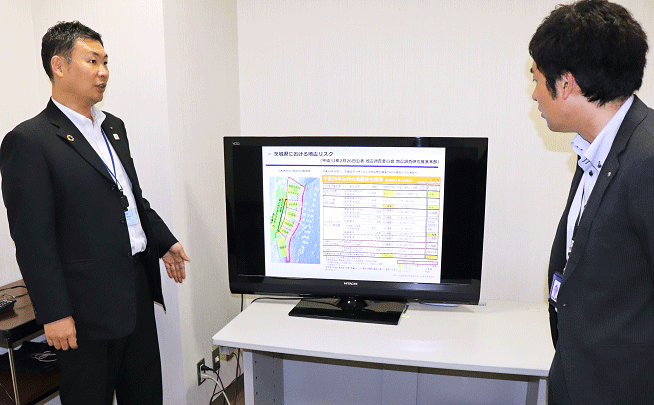 提案書を確認する営業推進部の門田主任調査役（左）と尾上淳調査役（８月１３日、常陽銀本店）