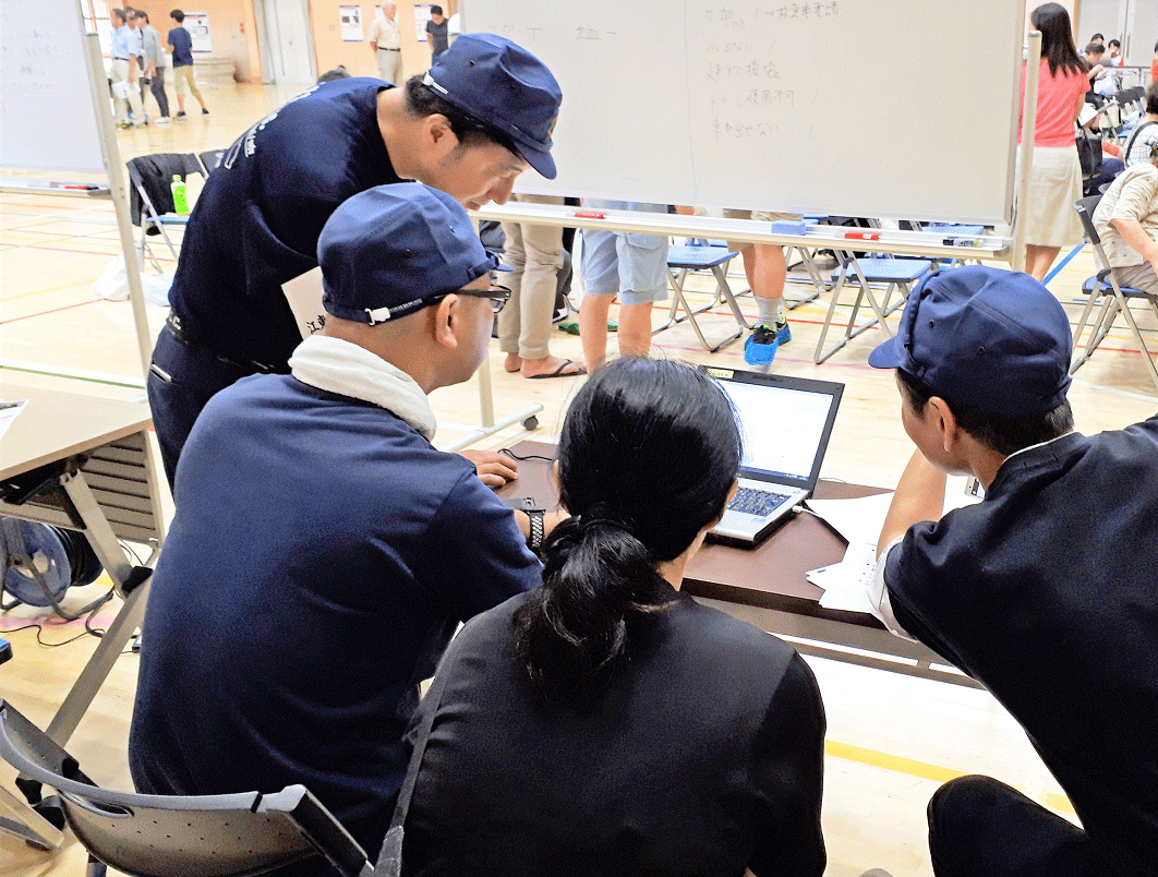 ＡＩの分析に基づいて豊洲地区の災害把握訓練を行った（８月３１日、豊洲西小学校体育館）