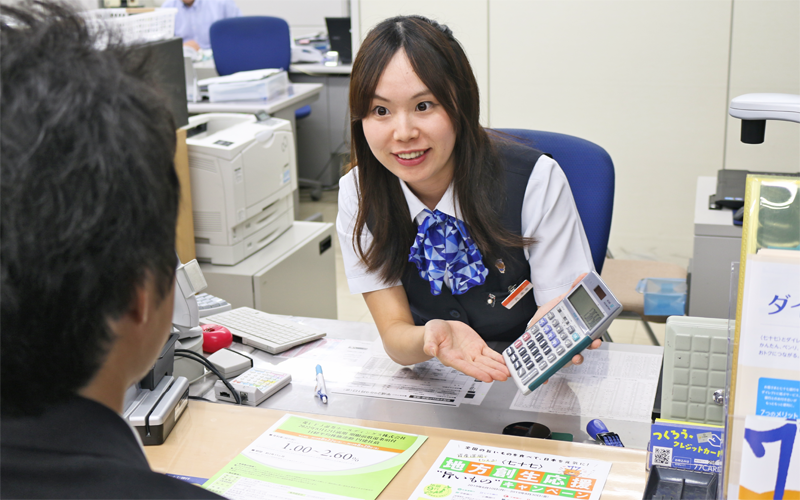 窓口では資産運用の相談に丁寧でわかりやすい説明を心がける（８月27日）