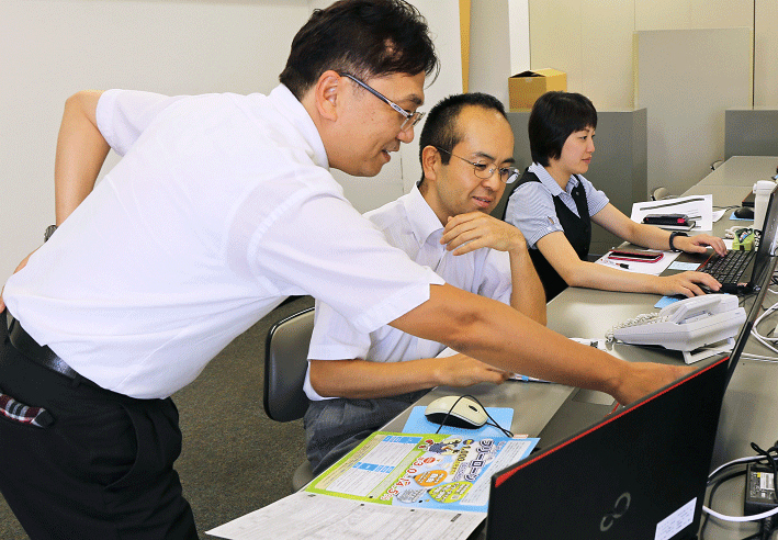 ＤＭ発送に向け準備する、鈴木猛也副部長（左）と志村調査役（９月２日、本部）