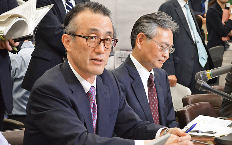 2018年度の役員報酬が邦銀トップとなった三菱UFJ銀行の三毛兼承頭取(左)。4月から持ち株会社社長も兼ねる