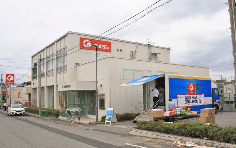 千葉銀行は、東邦銀行の移動店舗車を鋸南支店駐車場に配置して顧客対応に当たった（９月13日、房総半島南西部に位置する鋸南町）