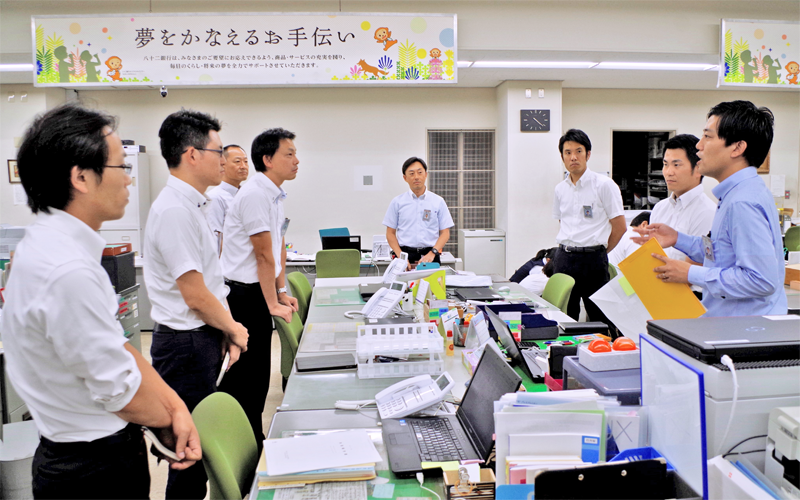 案件の進捗を共有する法人融資担当者の夕礼風景（９月３日）