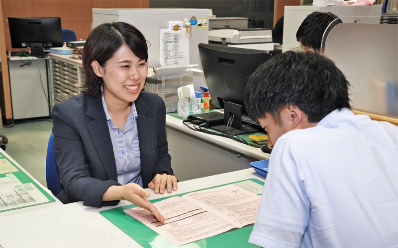 ローン商品を来店客に説明する櫻田加奈子・本店長代理（８月28日、旭川信金本店）